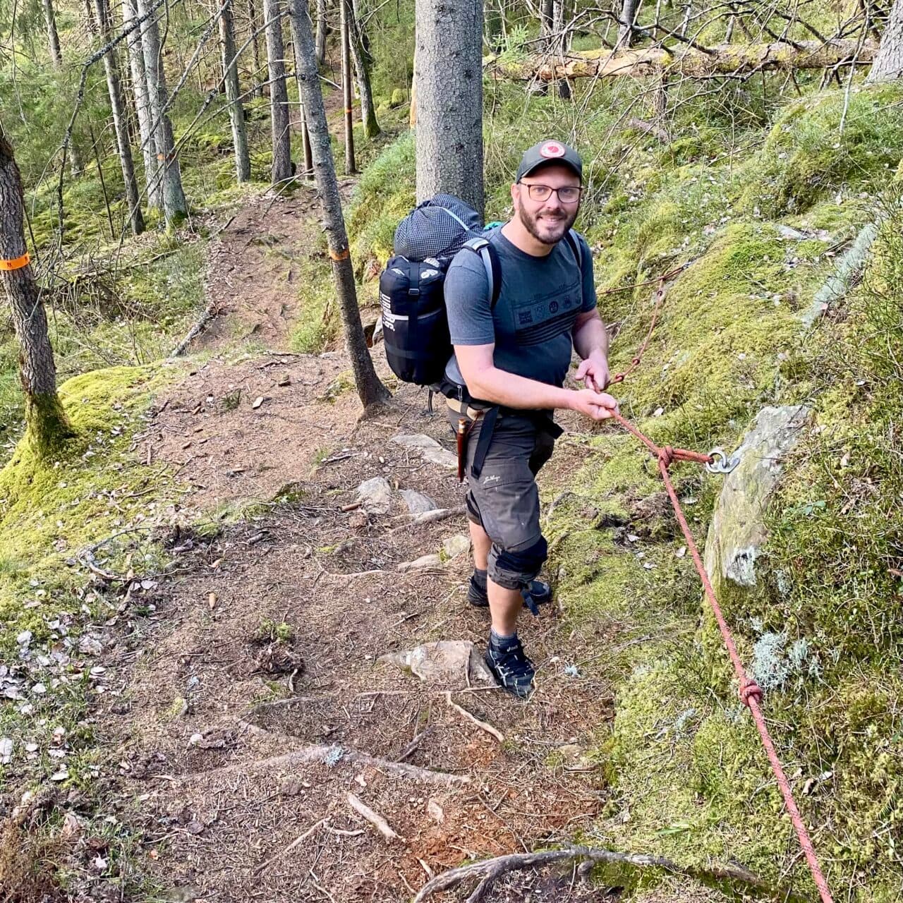 Det finns till och med rep vid de brantaste partierna