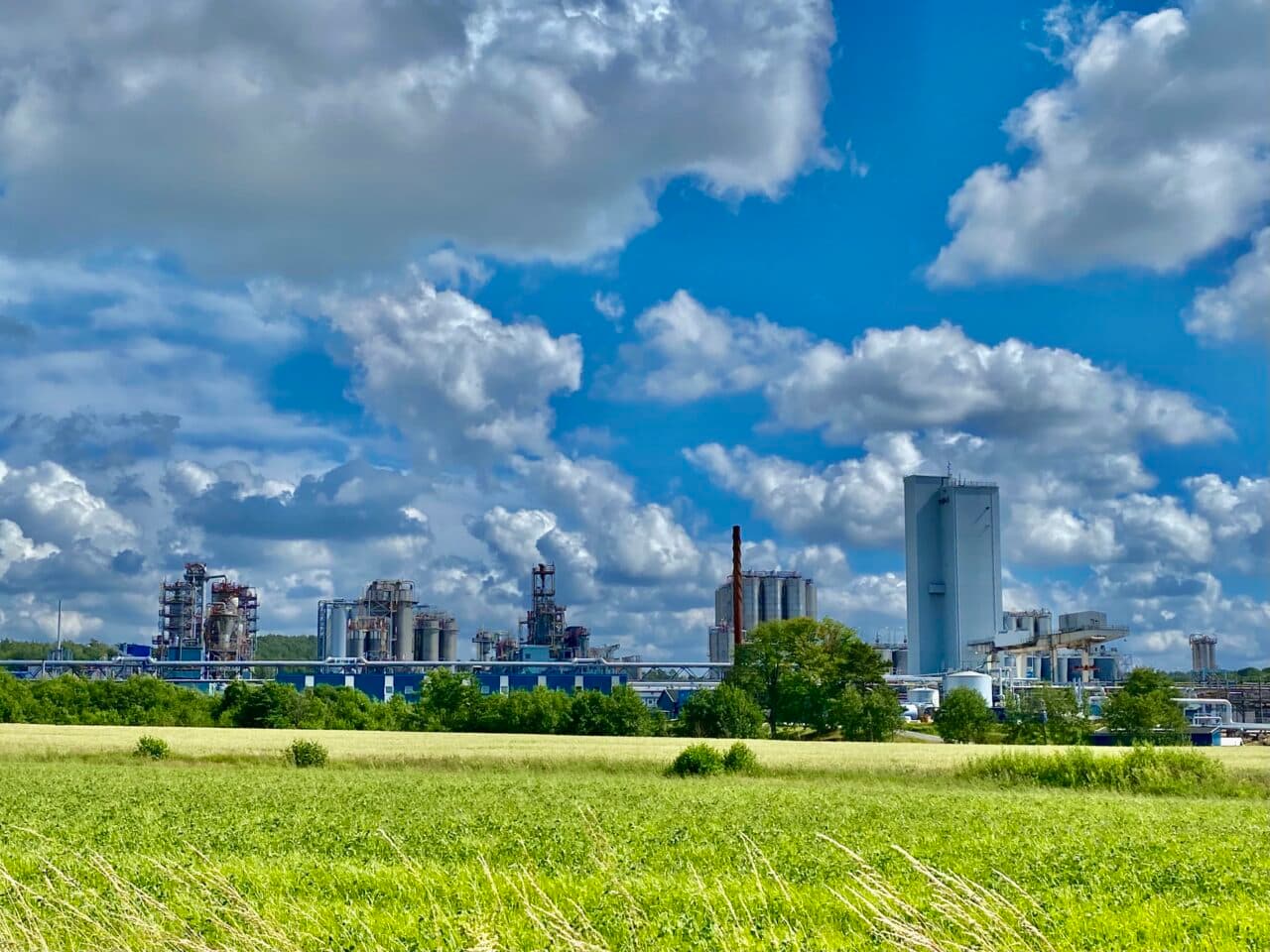 Industriängarna med fabriker i bakgrunden