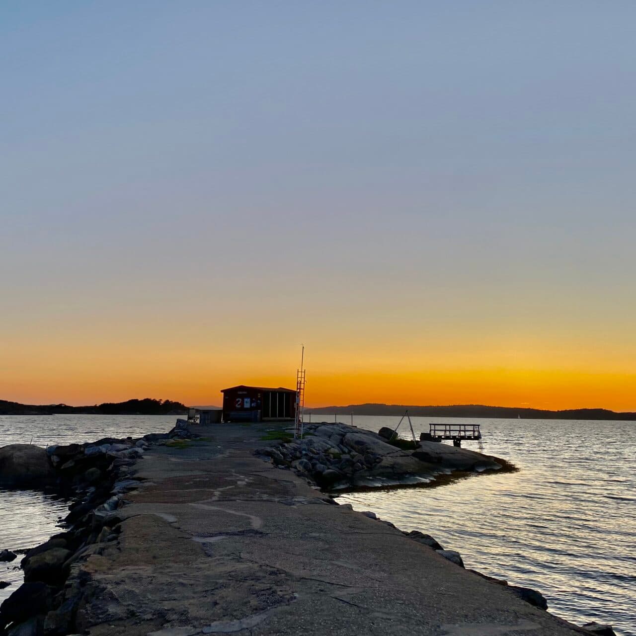 Solnedgång över Källsnäs badplats, en fin udde att skåda ifrån