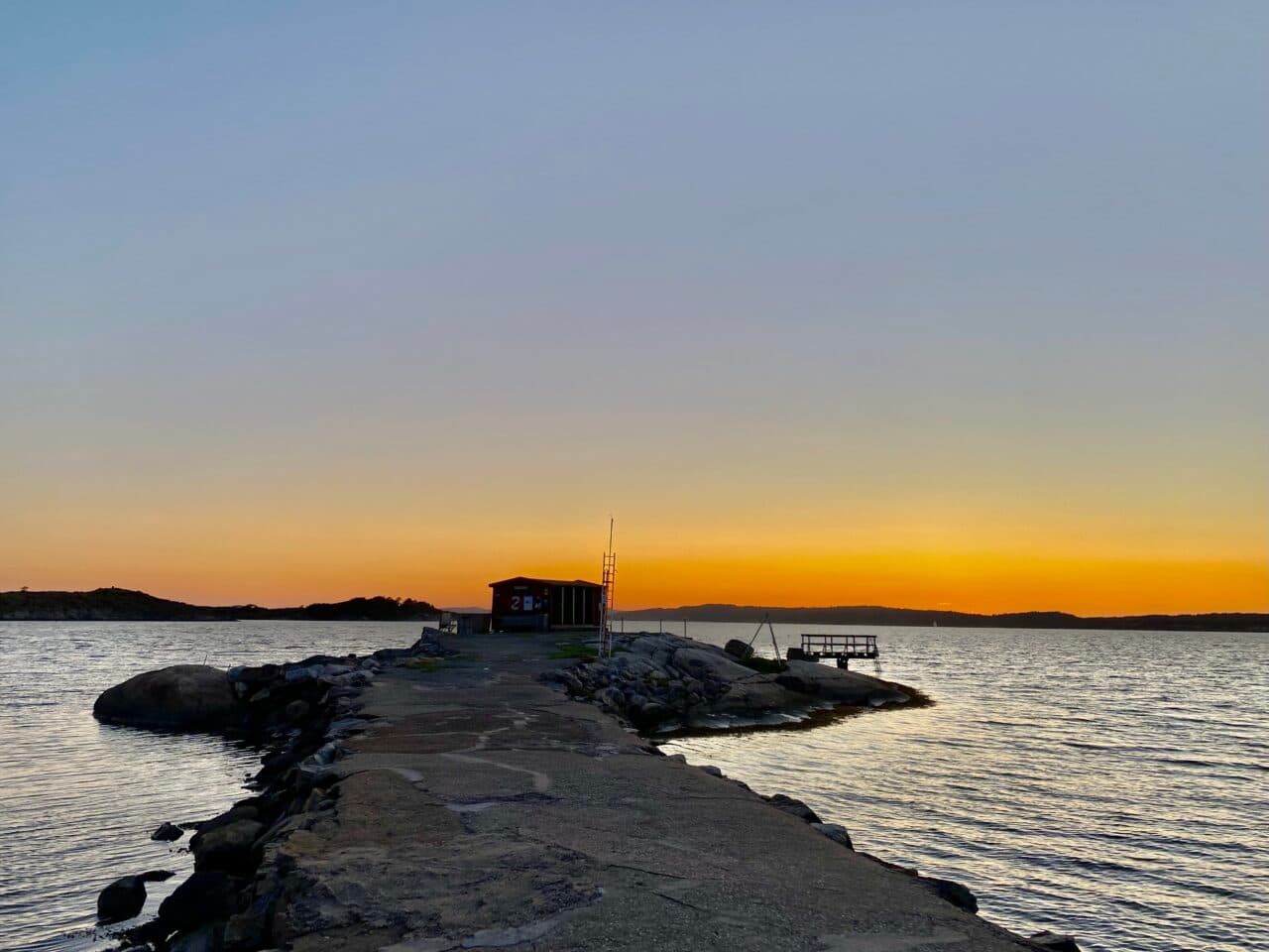 Solnedgång över Källsnäs badplats, en fin udde att skåda ifrån