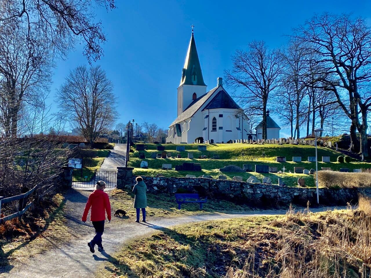 Bratteforsån rinner ut i havet precis nedanför Ljungs kyrka.