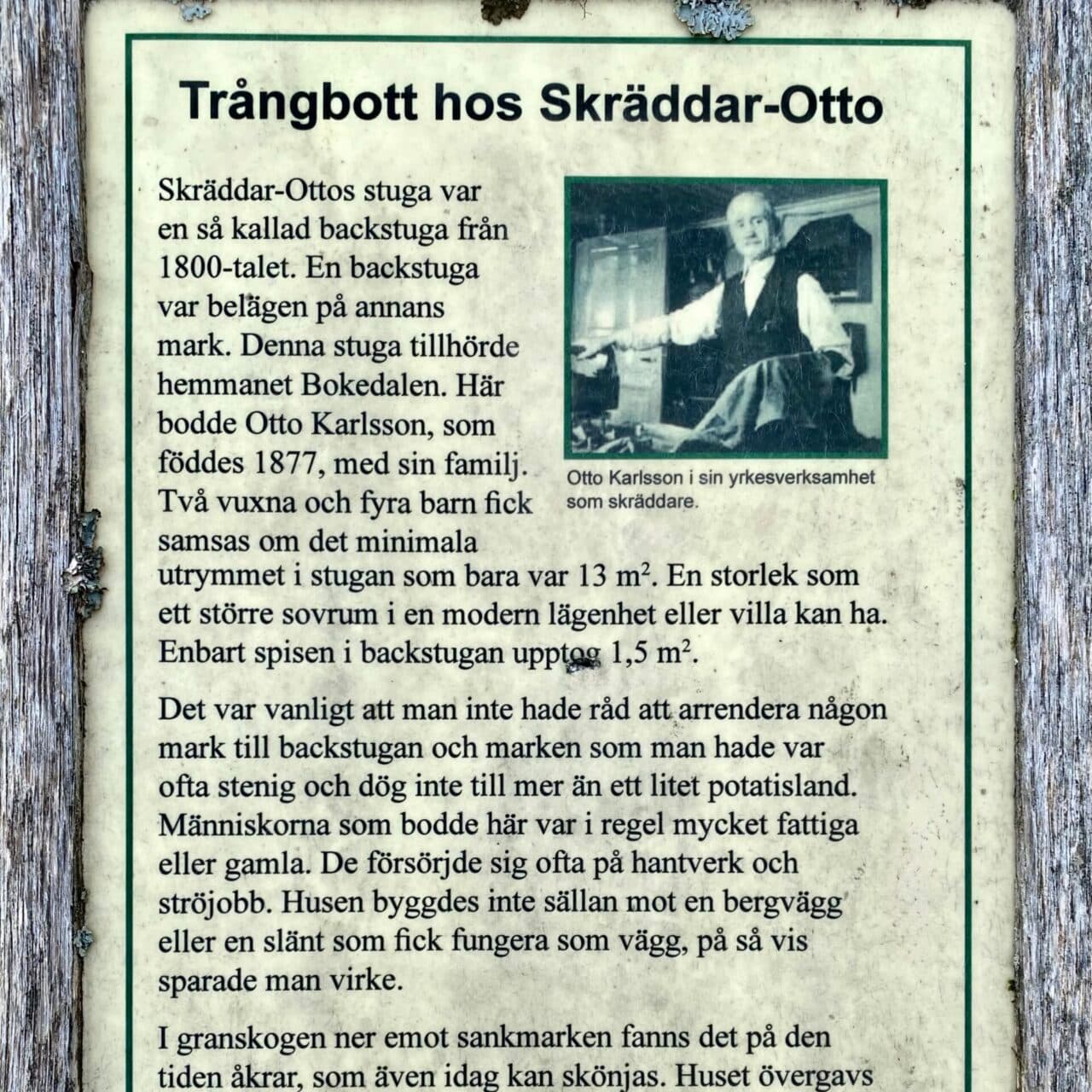 Informationsskylt vid en torpruin