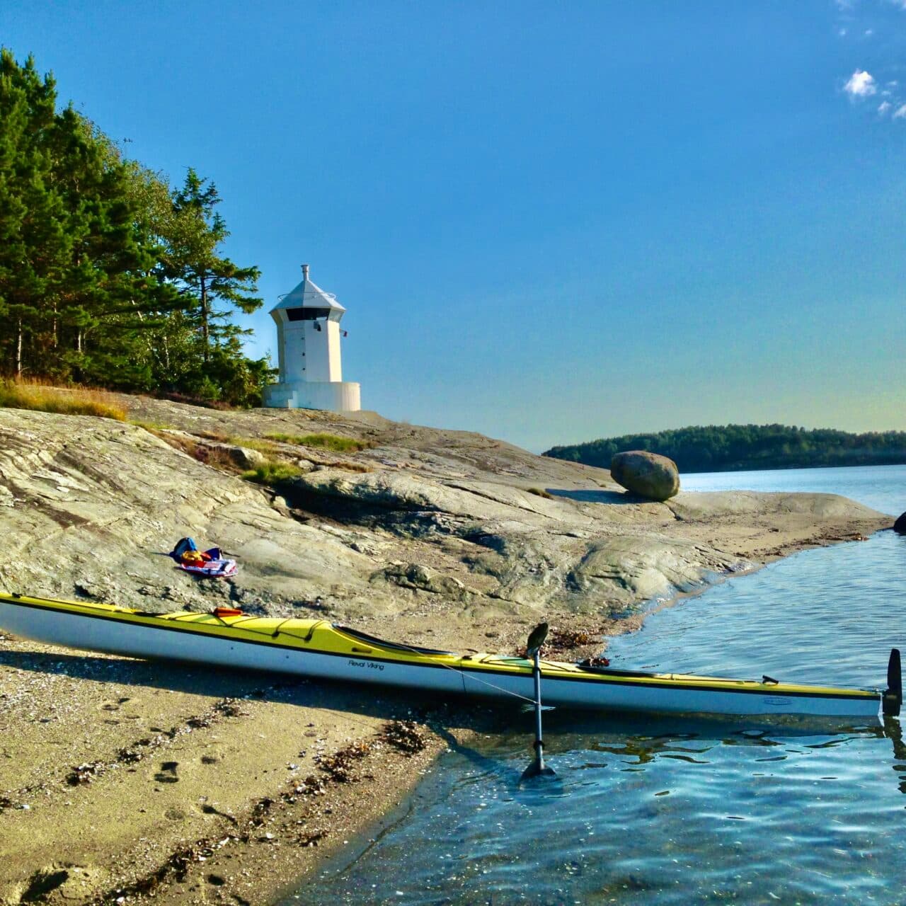 Galtarö fyr och den lilla sandstranden bredvid.