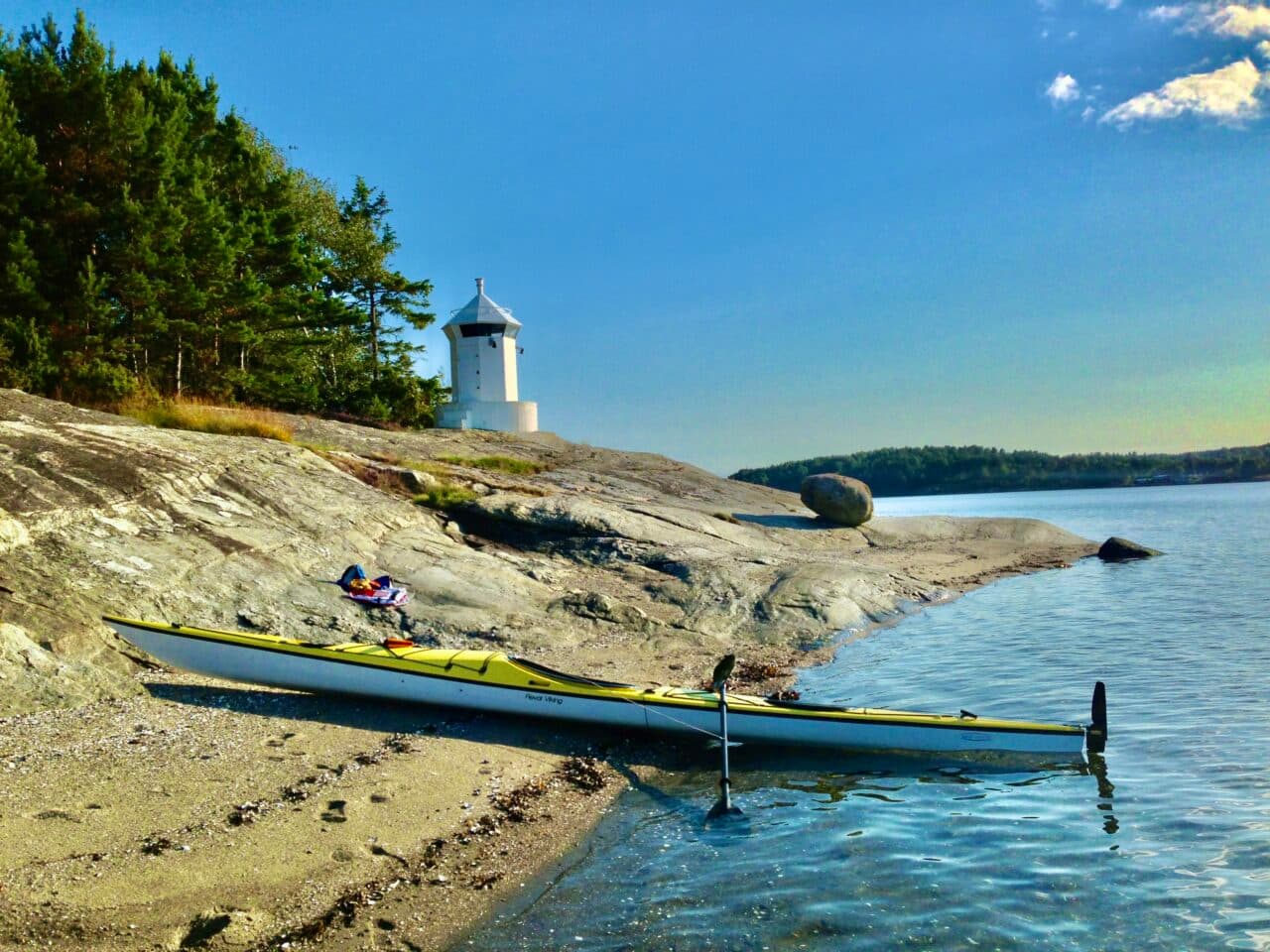 Galtarö fyr och den lilla sandstranden bredvid.
