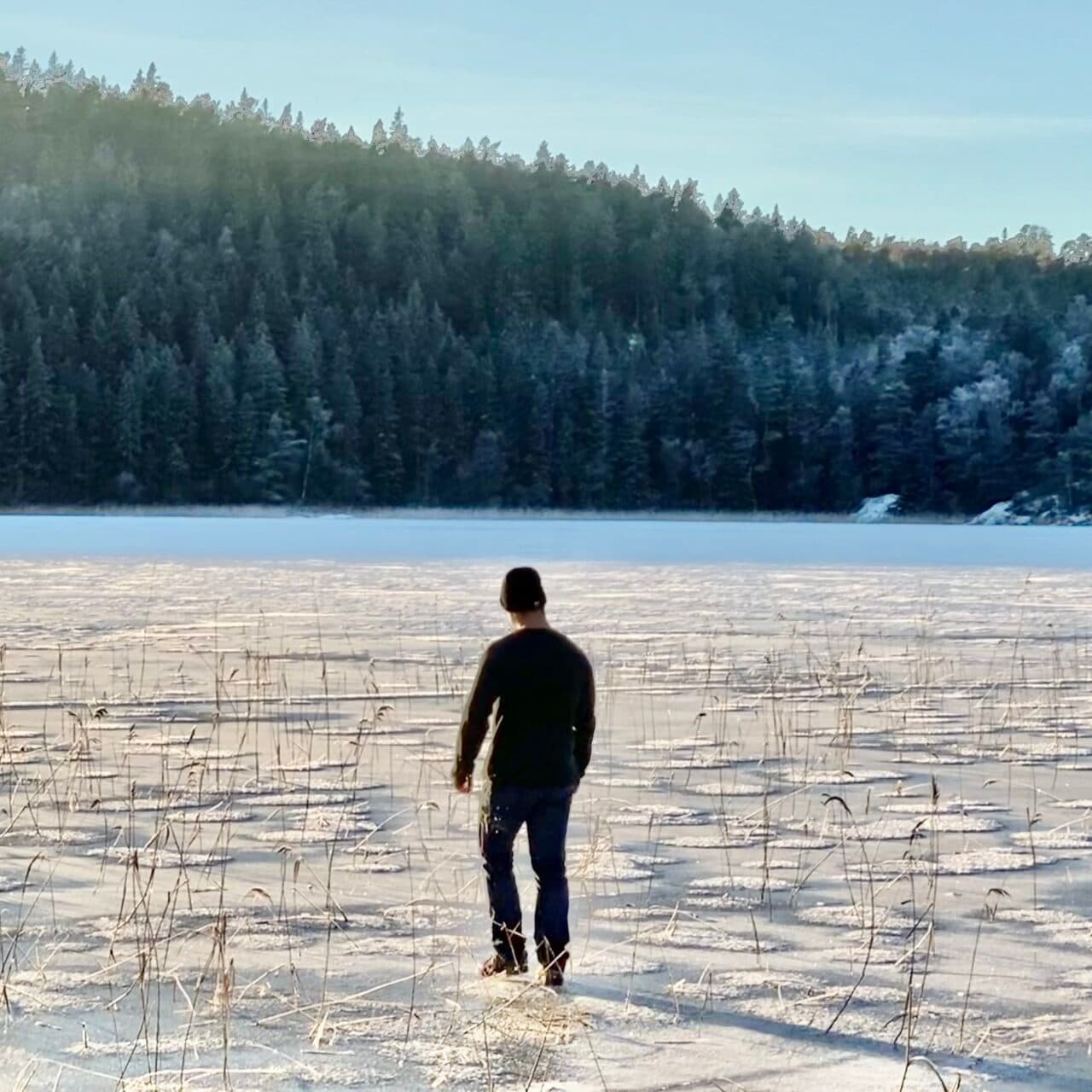 Ålevatten med is- och snötäcke