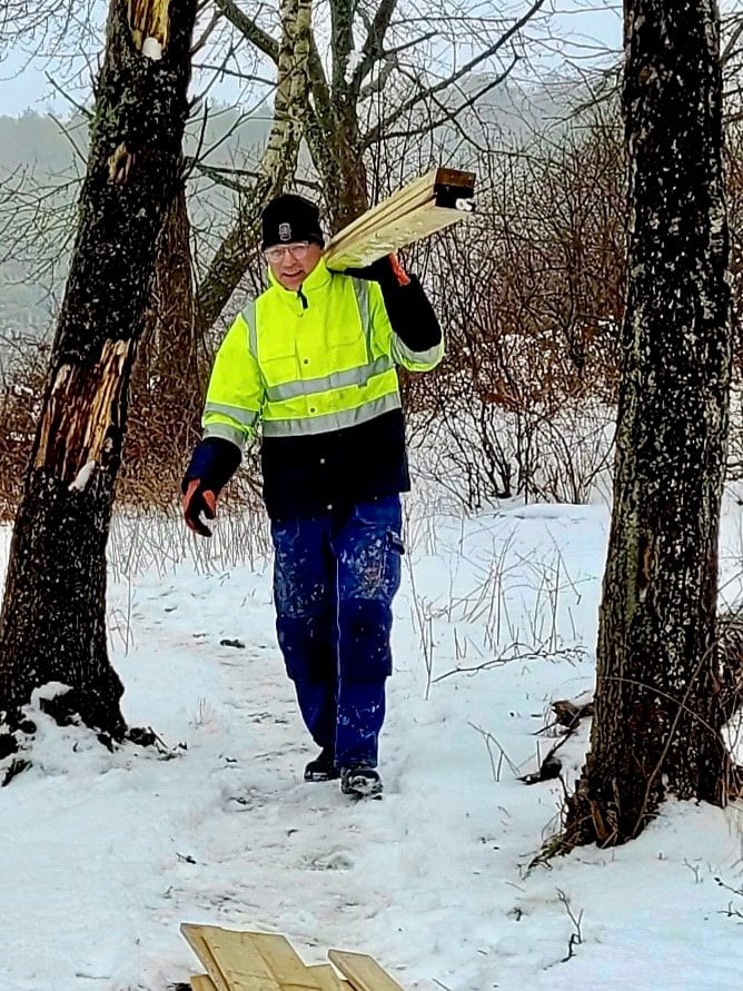 Virket bärs ner till det blivande tornet.