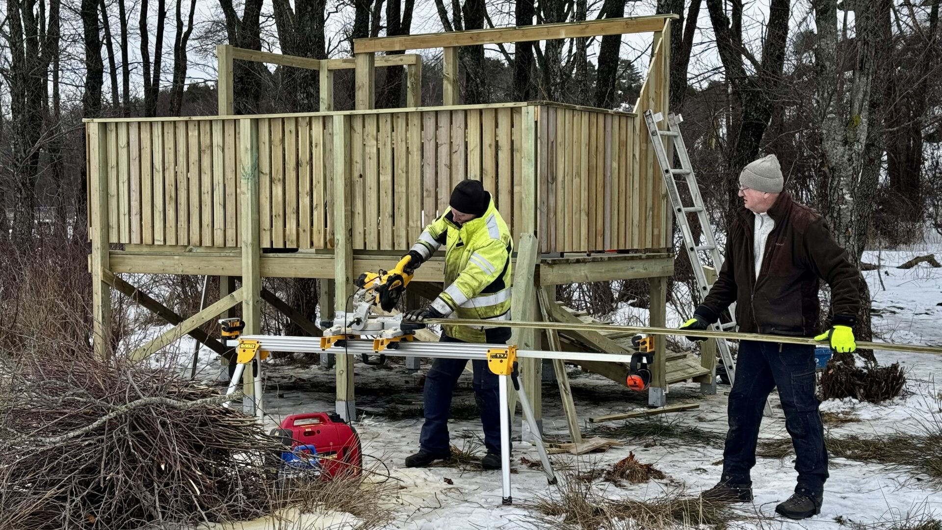 Stolparna kapas på höjden och bakkanten byggs upp. Snart klart!