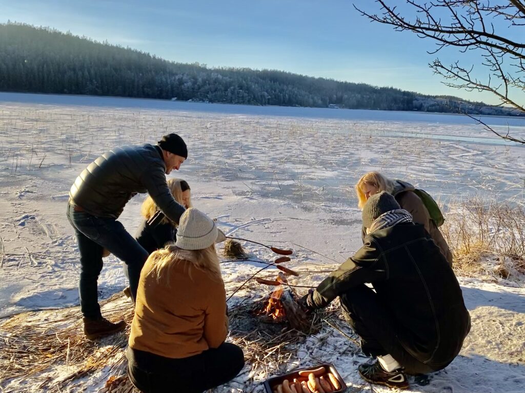 Korvgrillning vid Ålevatten - en vinteraktivitet som aldrig är fel!